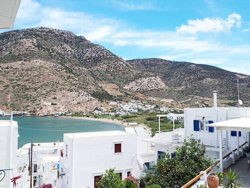 Vue sur la plage de Kamares