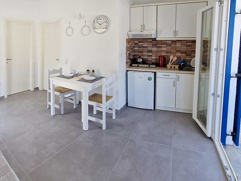 Petite cuisine équipée et table à manger