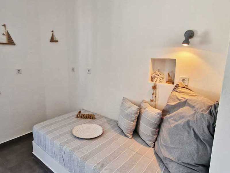 Lit simple maçonné de l'appartement 4