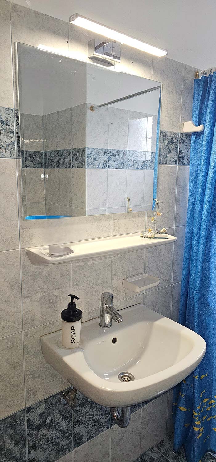 The bathroom of room 6