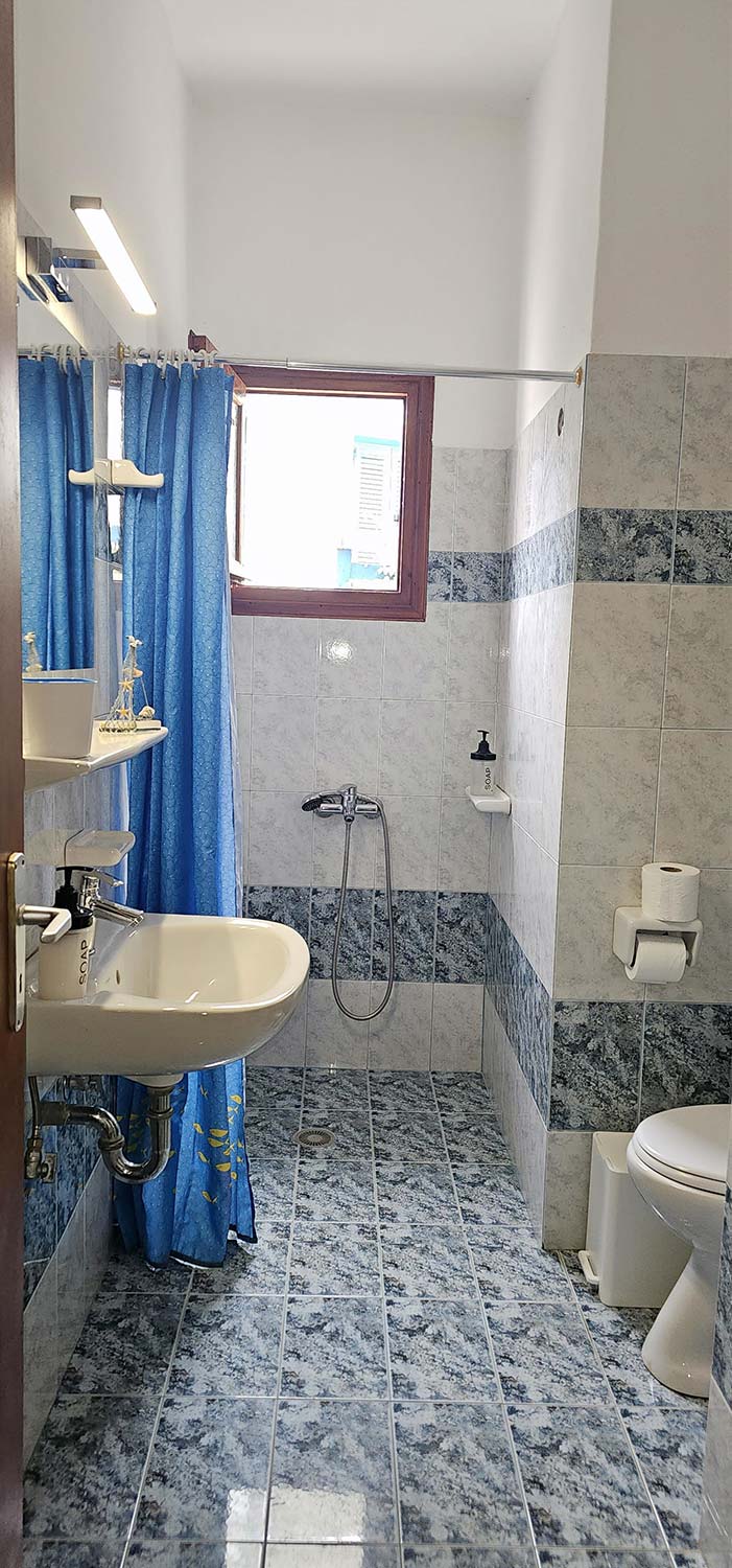 The bathroom of room 6
