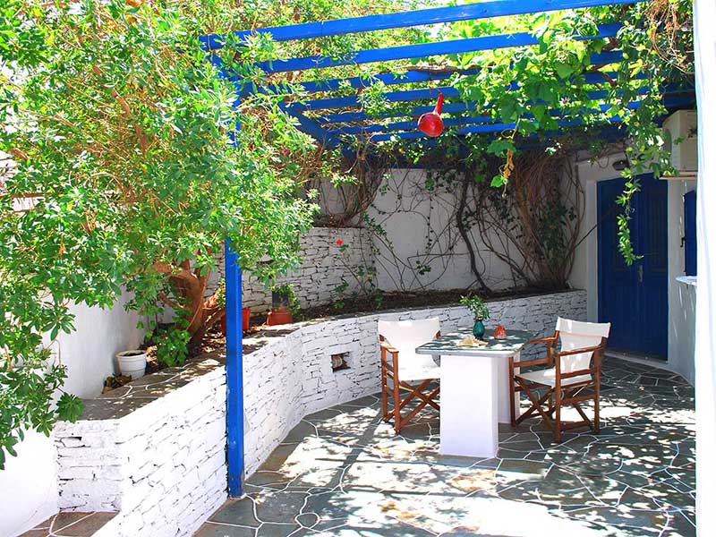 La cour pavée de la chambre 6