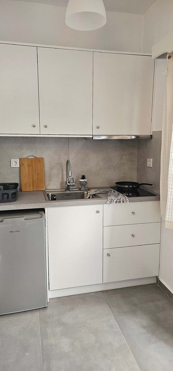 The kitchenette of Studio 1 with refrigerator, sink and hob
