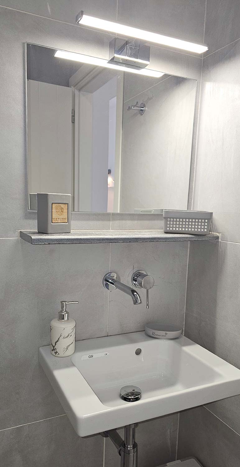 The bathroom of Studio 1