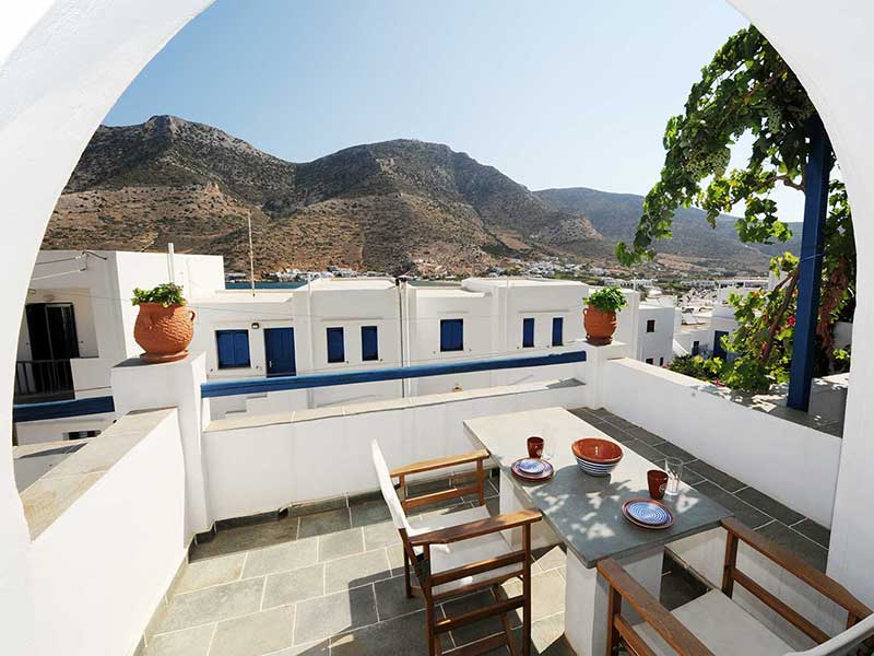 Véranda spacieuse avec vue sur le village et la montagne