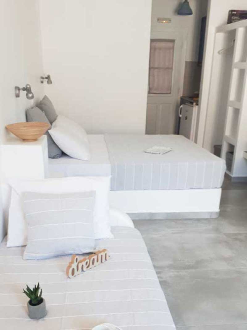 Lit double queen size et lit simple dans le studio 3