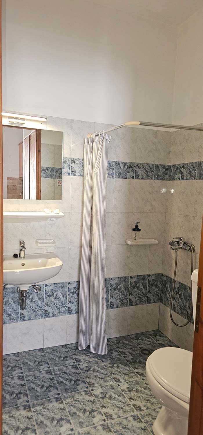 The bathroom of studio 5