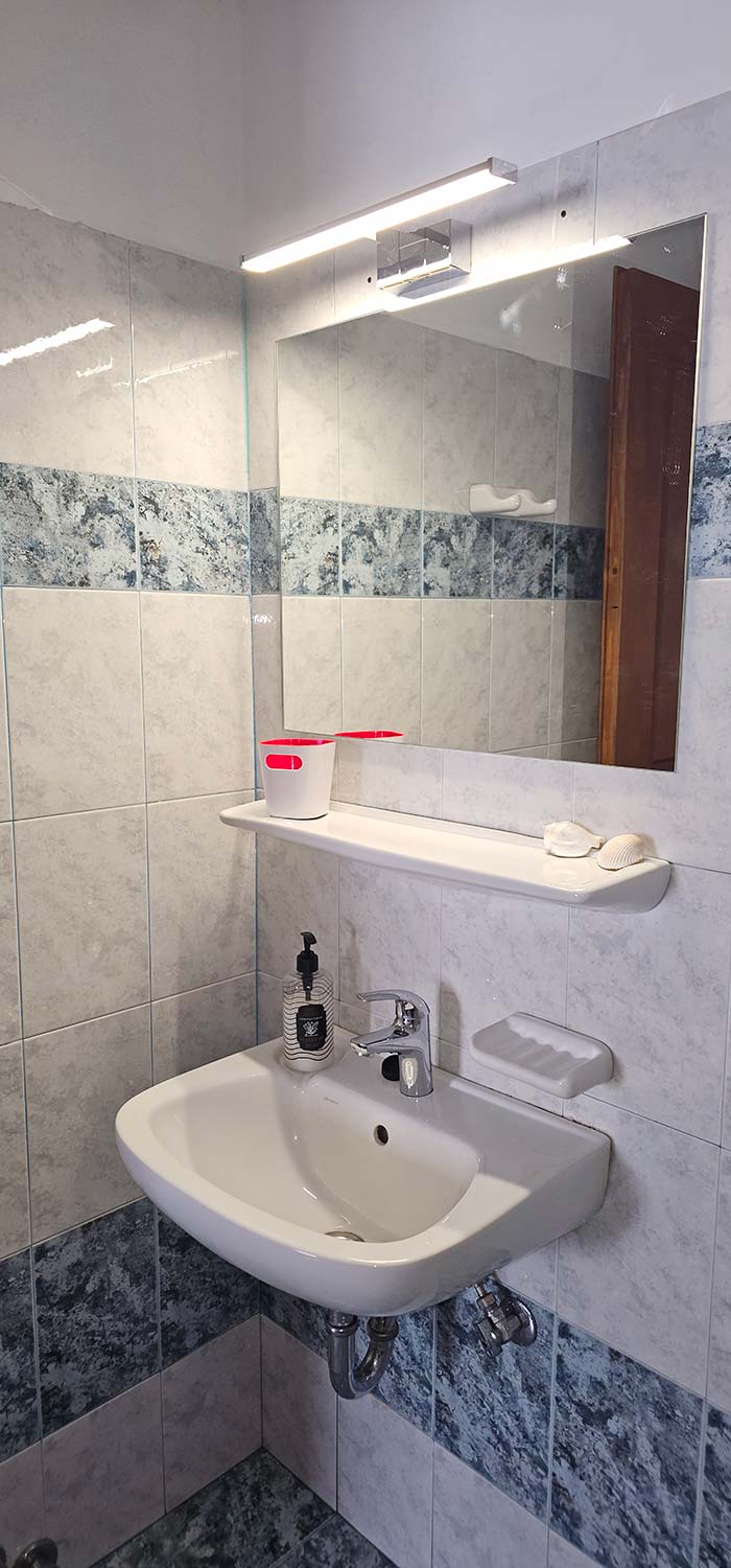 The bathroom of studio 5