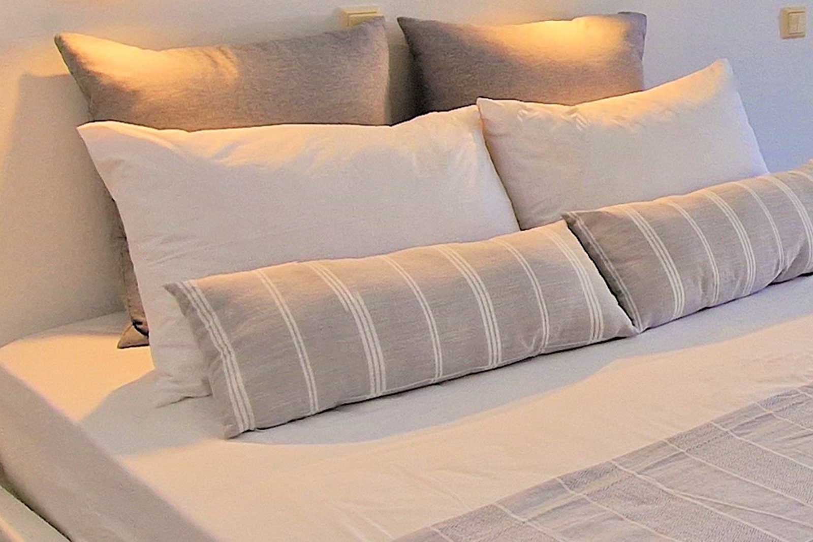 Lit double maçonné dans Foskolos studios and apartments