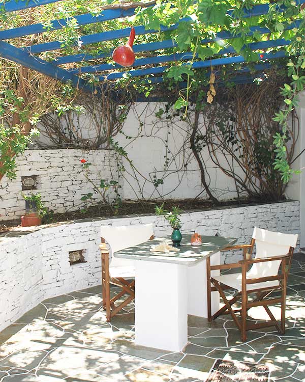 Cour pavée ombragée à Foskolos studios and apartments