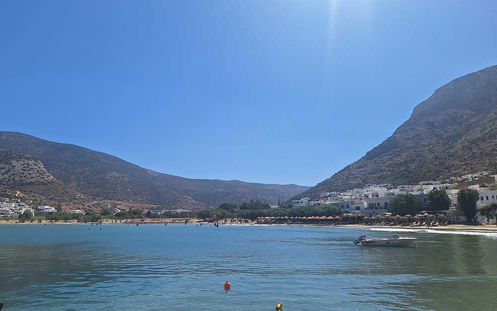 La plage de Kamares à Sifnos